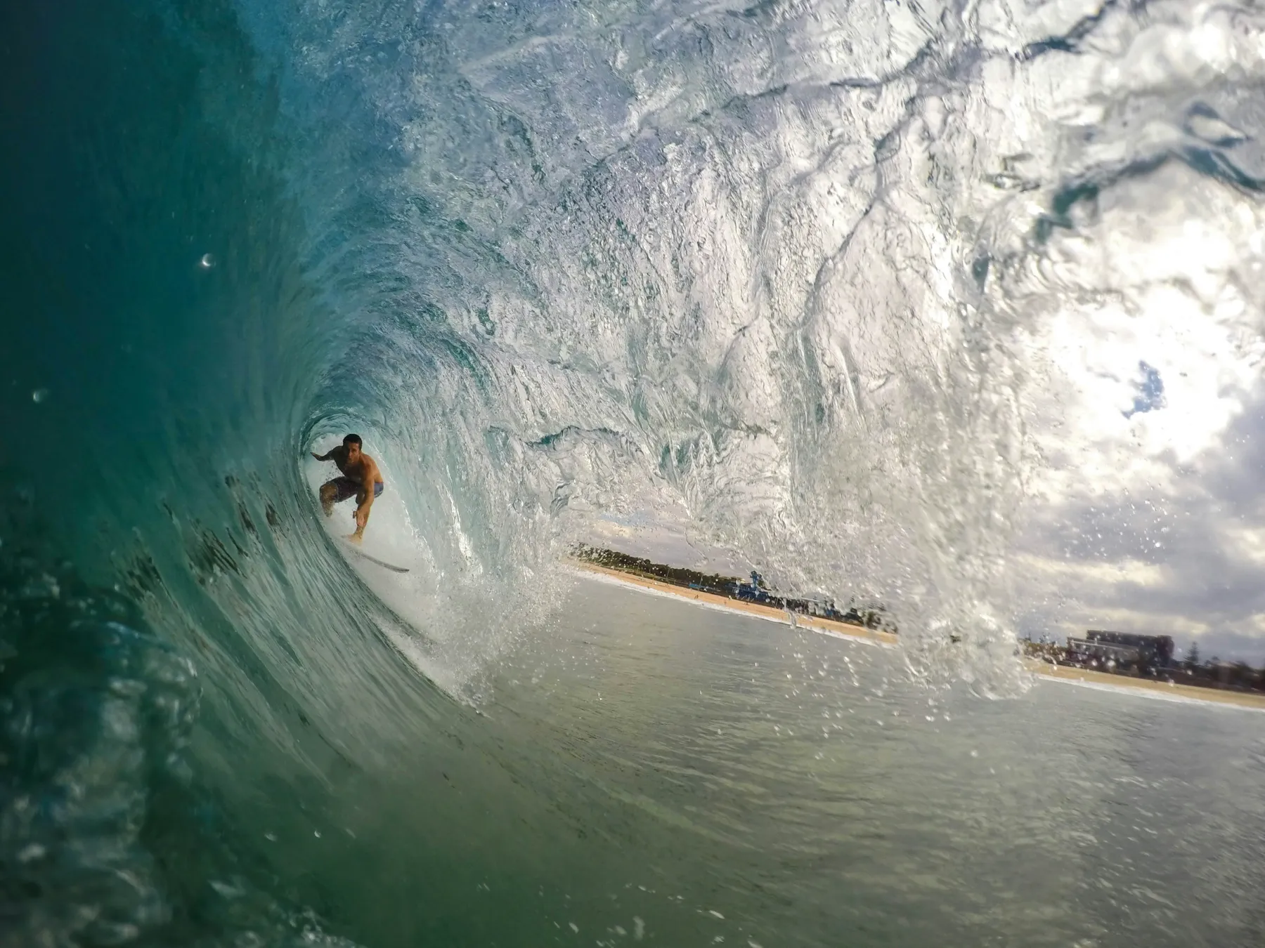 Hombre surfeando una Ola