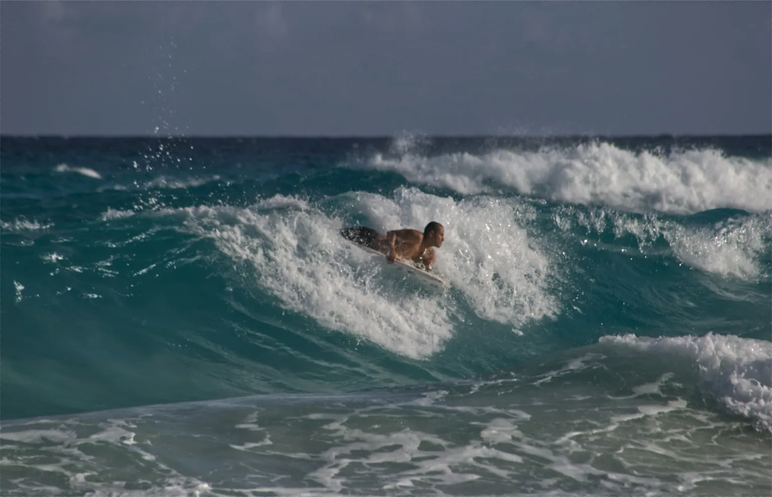 Hombre tomando olas con su tabla de Bodyboard