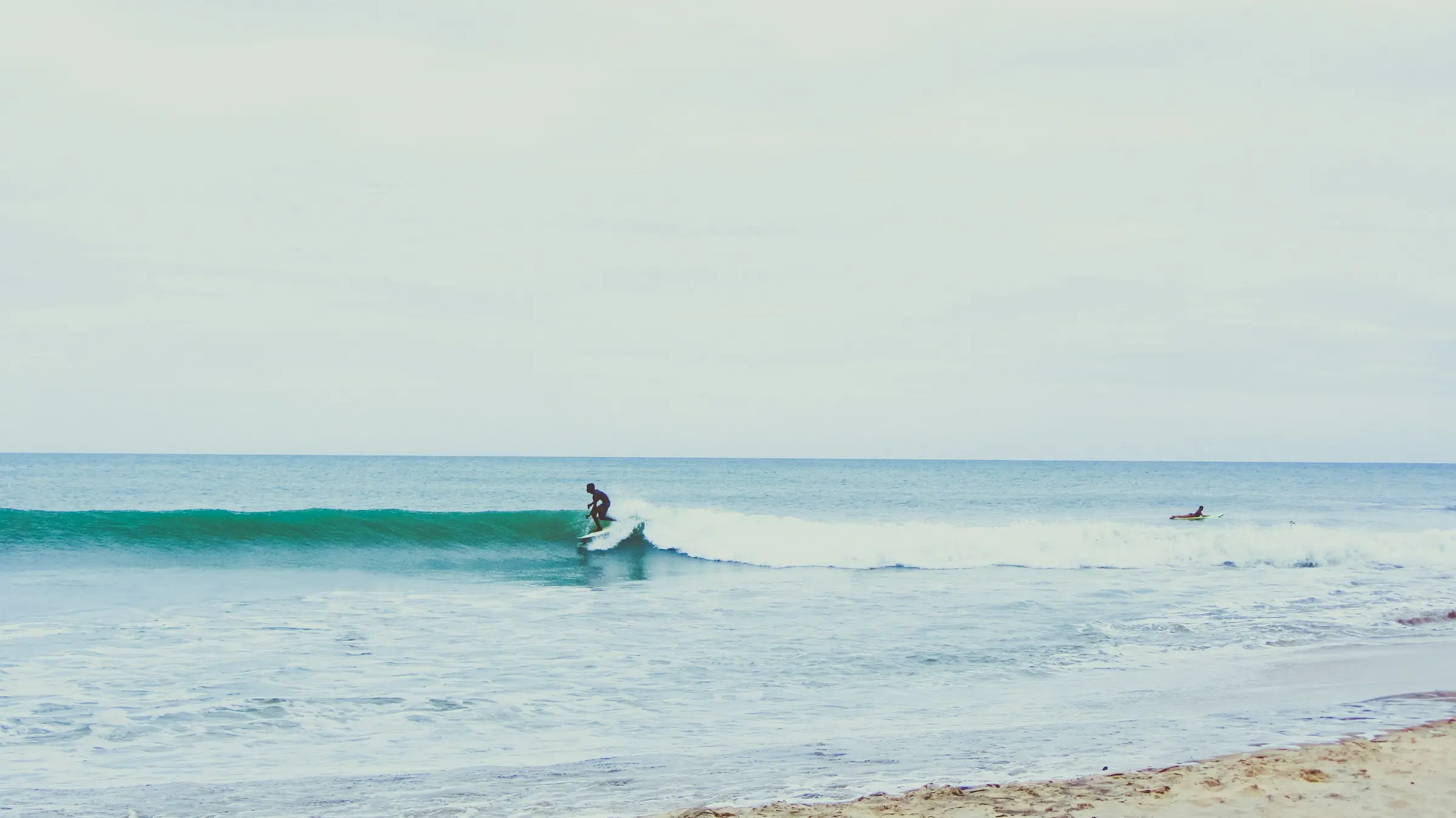 hombre surfeando una ola